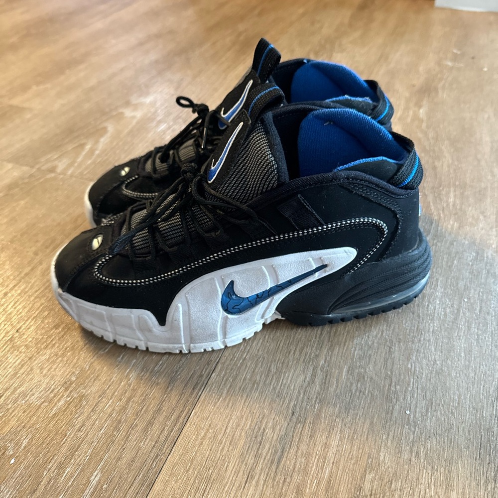 Nike Kids Black and White Sneakers with Blue Accents